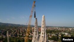 Kran skida vrh tornja za zagrebačke katedrale 