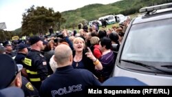 Акция протеста на подступах к Мтацминдскому парку