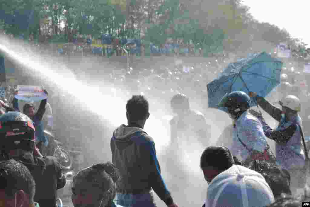 Під час демонстрації у столиці М&#39;янми Найп&#39;їдо представники поліції використали проти протестувальників водомети