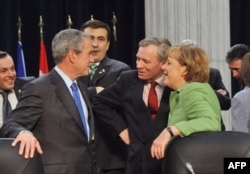 Președintele american George Bush, Președintele georgian Mihail Saakashvili, Secretarul general NATO de Hoop Scheffer și cancelara Germaniei Angela Merkel, summitul NATO, București 2008