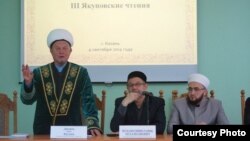 Чараның ачылышы, сулдан уңга: Җәлил Фазлыев, Русия ислам университеты җитәкчесе Рафыйк Мөхәммәтшин, Татарстан мөфтие Камил Сәмигуллин