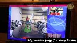 محمد اشرف غنی رئیس جمهوری افغانستان در جریان کنفرانس ویدیویی با هیئت حقیقت‌یاب در هرات.