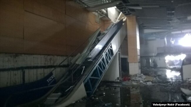 Ескалатор у новому терміналі, з якого бойовики кидали гранати