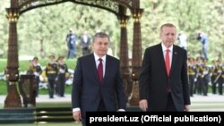 Turkish President Recep Tayyip Erdogan (right) with his Uzbek counterpart Shavkat Mirziyoev in Tashkent on April 30. 