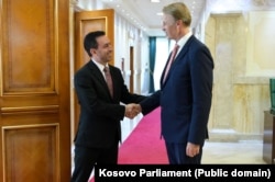 Predsednik Skupštine Kosova Dimal Baša, prima u svom kabinetu šefa Kancelarije Evropske unije na Kosovu Aiva Orava.
