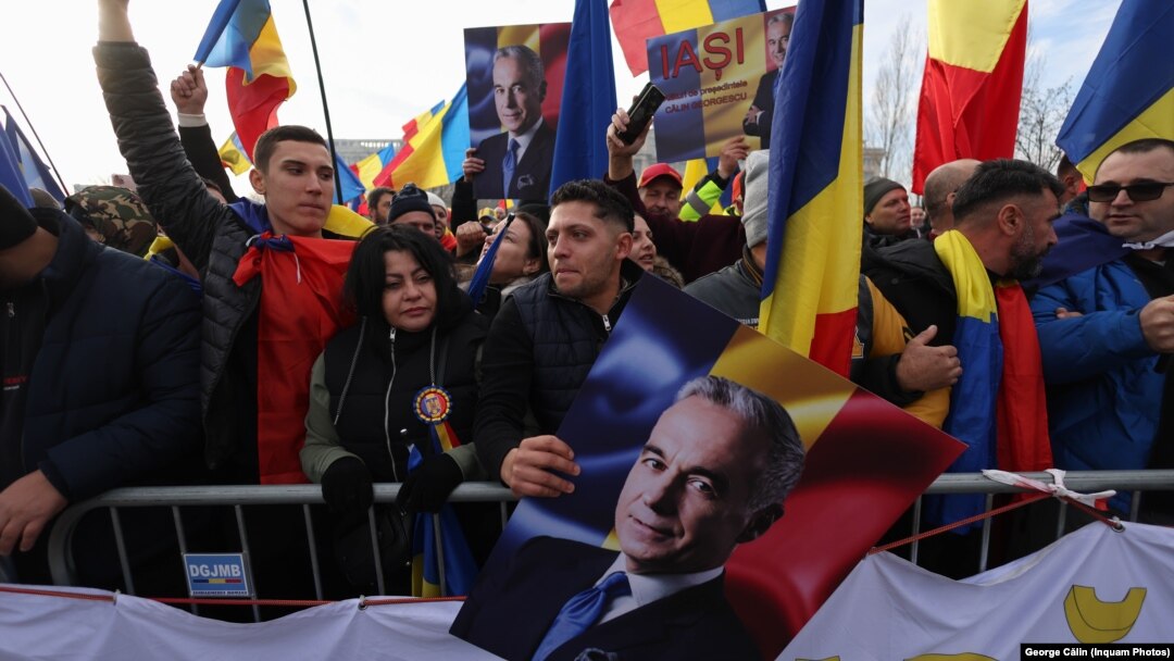 Susținătorii lui Călin Georgescu au mers la protestul de pe 10 ianuarie cu steaguri, icoane și fotografii cu idolul lor. 