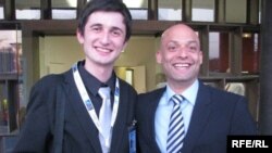 ჯეიმს აპატურაი, ნატო-ს სპიკერი (მარჯვნივ) და თორნიკე მეტრეველი, ატლანტიკის ხელშეკრულების ახალგაზრდული ასოციაციის ვიცე-პრეზიდენტი