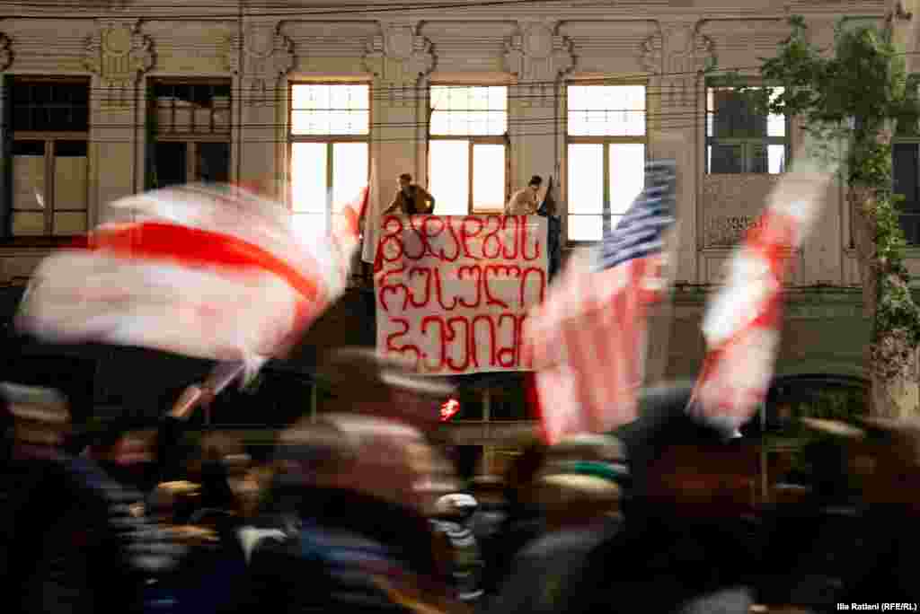 26 октября — оппозиционное шествие в Тбилиси в годовщину парламентских выборов 2024 года, результаты которых часть общества считает сфальсифицированными.Фото: Илия Ратиани / Грузинская служба Радио Свобода.