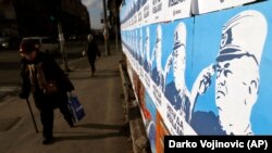 Илустрација: Постери со ликот на Ратко Младиќ во Белград