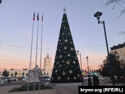 Новогодняя елка у железнодорожного вокзала в Симферополе. Декабрь 2025 года