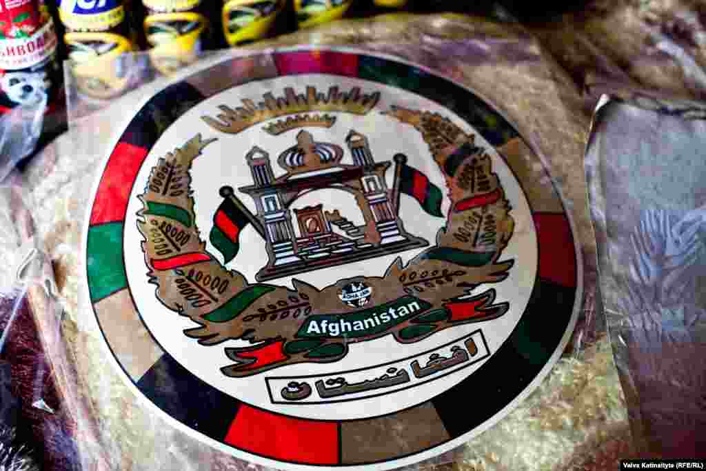 قیمت علامت و برچسب روی ماشین حدود ۶۰ افغانی، حدود یک دلار آمریکا است و در مغازه‌ها و بازار دیده می‌شود. شمار ماشین‌هایی که در کابل هستند در سال‌های اخیر جهش ناگهانی داشته است