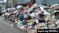 Переповнені сміттям майданчики у дворах Керчі, початок січня 2019 року
