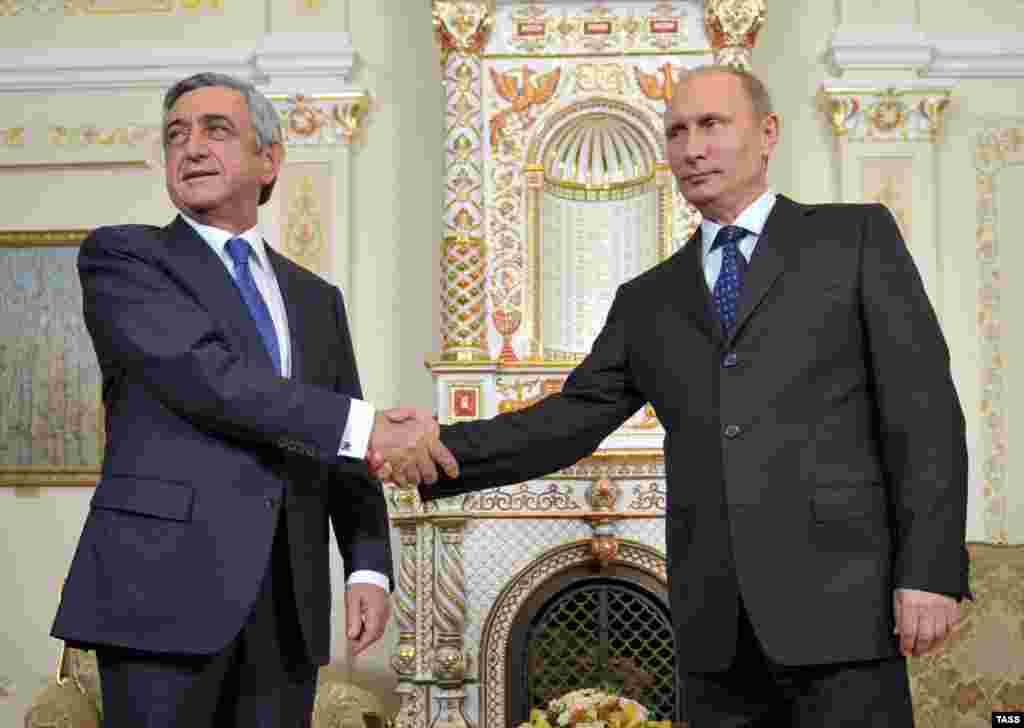 Президент Армении Серж Саргсян (на фото слева) заявил, что его страна решила присоединиться к Таможенному союзу, в который входят Россия, Казахстан и Беларусь. В Европейском союзе предупредили, что это снизит шансы Армении на подписание Соглашения об ассоциации с ЕС.