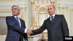 Russia -- Russia's president Vladimir Putin (R) and Armenia's president Serzh Sarkisian shake hands during a meeting at Novo-Ogaryovo residence, Moscow, September 3, 2013.