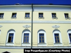 Зараз перехожим видно тільки верхні поверхи колишнього українського посольства часів Гетьманщини