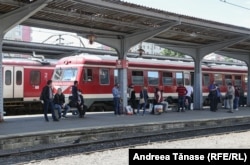 Călători așteaptă plecarea trenului în Gara de Nord, cea mai mare stație feroviară a României, situată în București. A fost inaugurată în 1869 de Carol I, domnia în care ritmul modernizării a fost cel mai rapid din ultimele câteva secole.