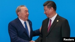 Президент Казахстана Нурсултан Назарбаев (слева) и президент Китая Си Цзиньпин на саммите «Один пояс, один путь». Пекин, 15 мая 2017 года.