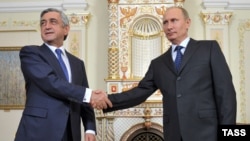 Russia -- Russia's president Vladimir Putin (R) and Armenia's president Serzh Sarkisian shake hands during a meeting at Novo-Ogaryovo residence, Moscow, September 3, 2013.