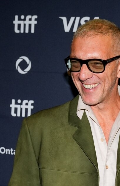 Той израства по театралните сцени но бяга чак зад океана