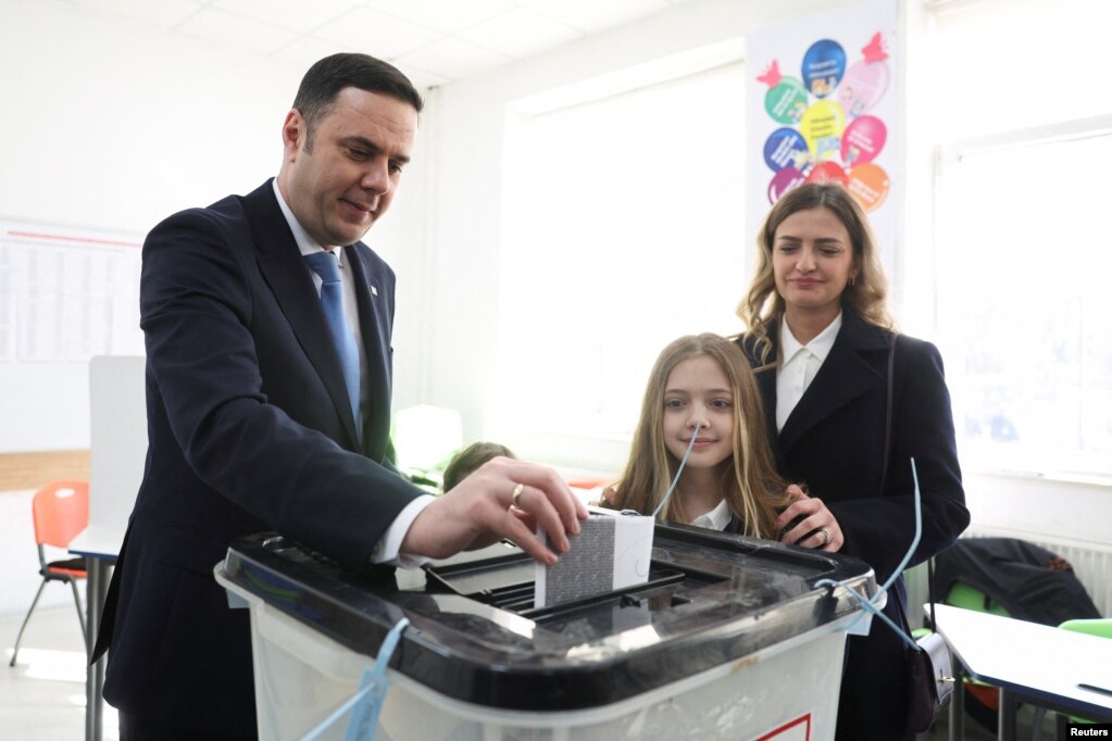 Kandidati për kryeministër i Lidhjes Demokratike të Kosovës, Lumir Abdixhiku, duke votuar për zgjedhjet parlamentare në qendrën e votimit në shkollën "Faik Konica" në Prishtinë.