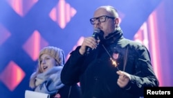 Павел Адамович (л) виступає на заході у Гданську перед нападом на нього, 13 січня 2019 року