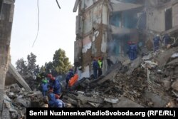 Порятунок пораненої людини внаслідок російської атаки на Київ. 17 червня 2025 року