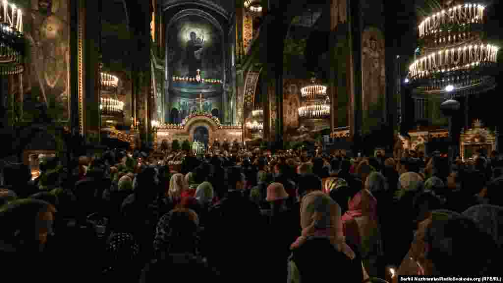 Богослужения и освящение куличей во Владимирском соборе