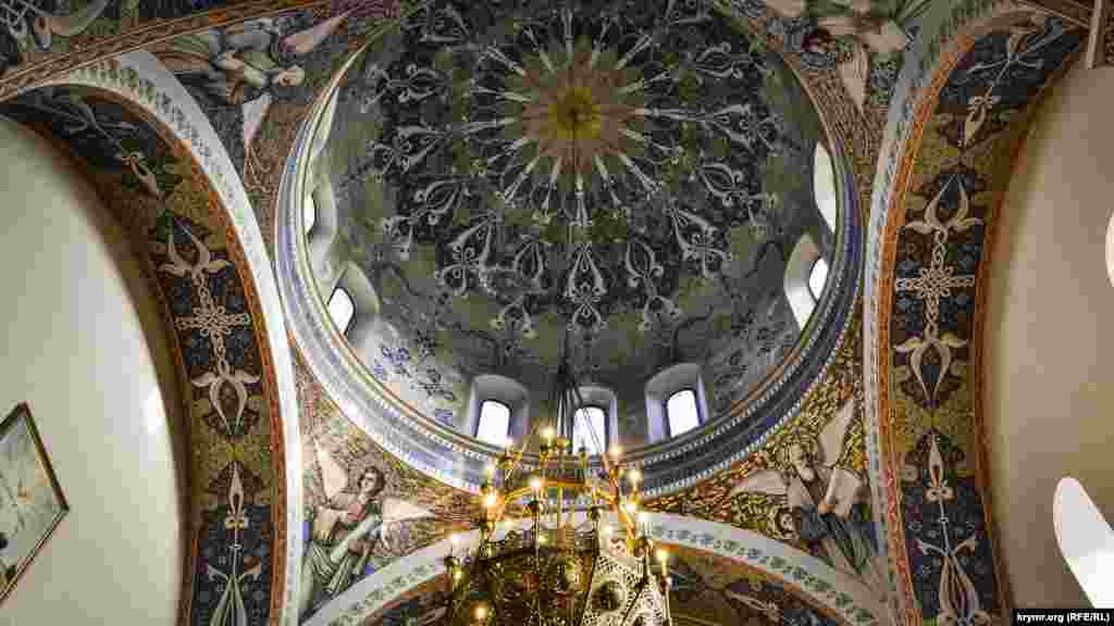 Стіни і склепіння купола всередині розписані художниками Меркуловим і Таргаросом за ескізами Вардгеса Суренянца. Крім служб, тут проходять концерти камерної музики