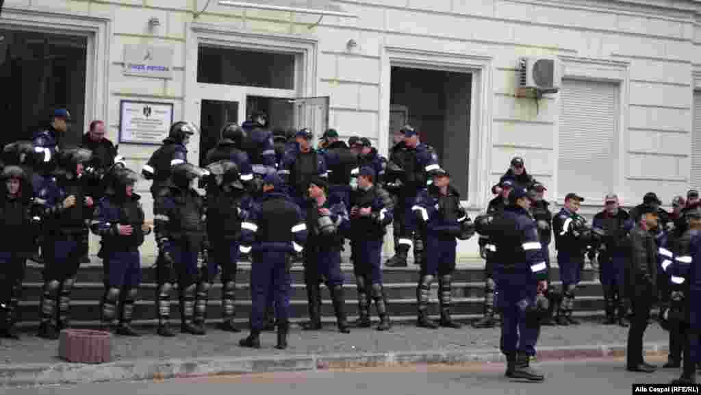Moldova - protests of Partidul Nostru's members in front of ANRE, Chisinau
