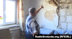 Василь Тарануха показує наслідки вибухів у своєму будинку