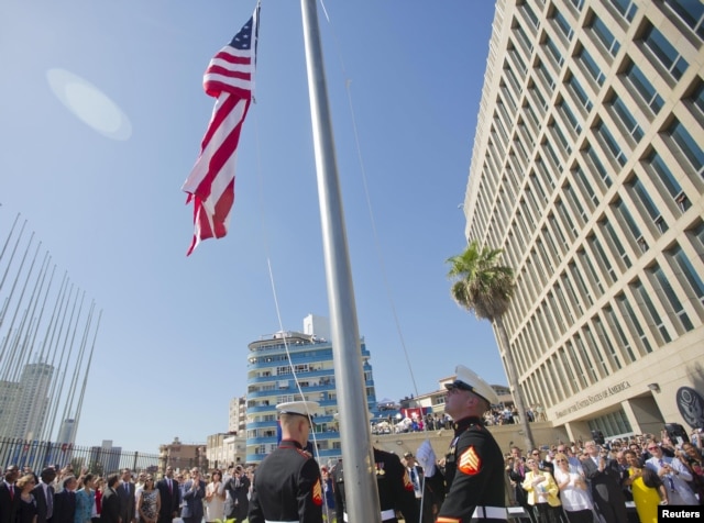 Američka zastava ispred zgrade Veleposlanstva SAD-a u Havani