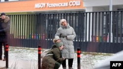 Родичі вбитого хлопчика на тлі школи, 16 грудня 2025 року