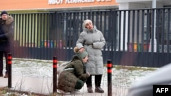 Мәскеу түбіндегі елді мекенде қаза болған оқушының туыстары мектеп сыртында жылап тұр. Мәскеу облысы, 16 желтоқсан 2025 жыл.