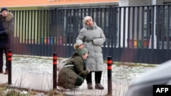 მოკლული ბავშვის ნათესავები ტირიან იმ სკოლის წინ, სადაც დანაშაული მოხდა. მოსკოვი, ოდინცოვოს რაიონი. 2025 წლის 16 დეკემბერი