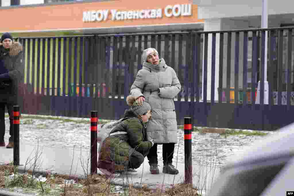 Родственники убитого ребенка плачут возле школы в селе Горки-2 к западу от Москвы в Одинцовском районе после нападения с ножом 16 декабря 2025 года.TATYANA MAKEYEVA / AFP