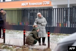 Родственнии погибшего мальчика около школы в Горках-2, 16 декабря 2025 года