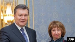 Catherine Ashton dhe Vikktor Yanukovich para takimit të tyre në Kiev