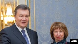 Catherine Ashton dhe Vikktor Yanukovich para takimit të tyre në Kiev