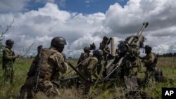 Ukrajinske trupe u julu, spremaju se da na ruske položaje u regionu Harkiv ispale haubicu M777 koju su im isporučile SAD. 