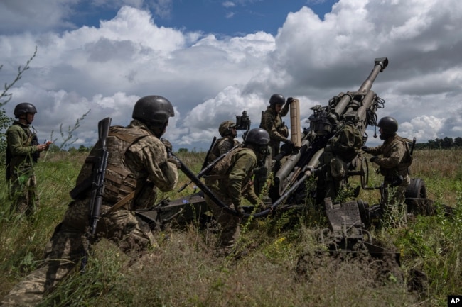 Soldati ucraini si preparano a sparare contro le posizioni russe con un obice fornito dagli Stati Uniti nella regione di Kharkiv.  (foto d'archivio)