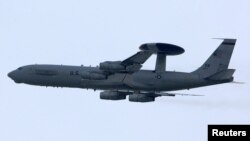 A NATO egyik AWACS repülőgépe az olaszországi Sigonella légi bázisnál 2011. március 18-án