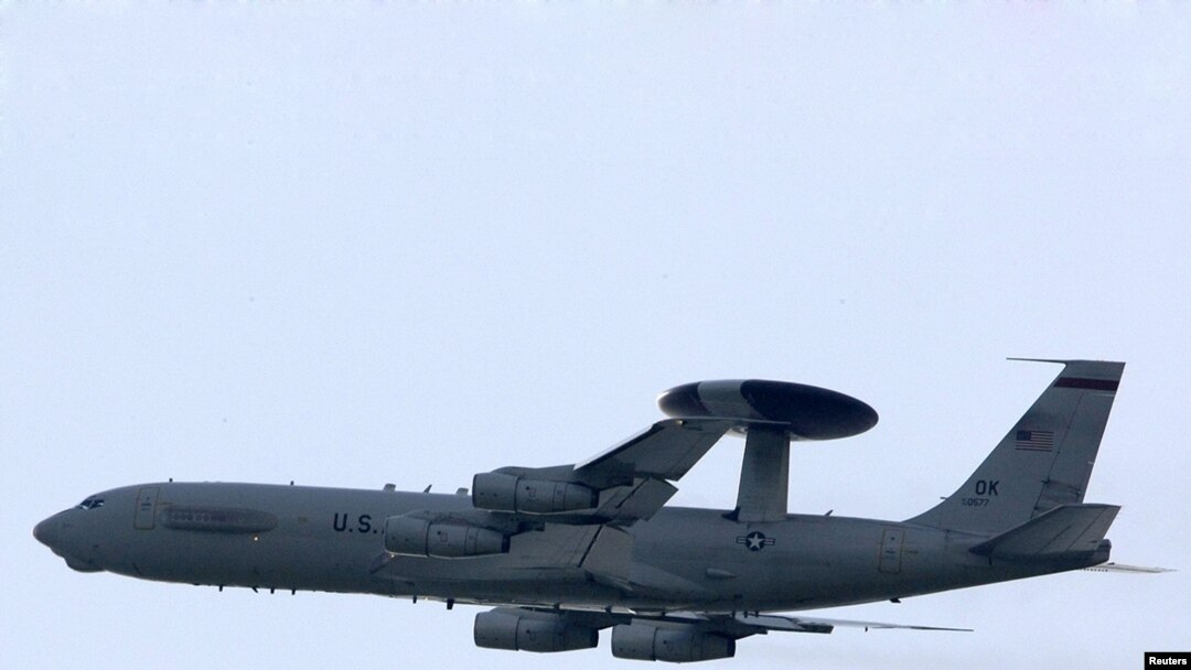 Самолет-разведчик AWACS взлетает с авиабазы на Сицилии. 18 марта, 2011.