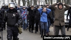 31 января 2021 года, полиция ведет задержанных на акции в поддержку Алексея Навального