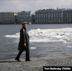 Поэт Михаил Дудин во время прогулки по Ленинграду, 1980 год