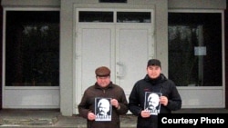 Яўген Парчынскі і Сяргей Малашэнак на ганку гарадзкога суду ў Наваполацку, 9 студзеня 2013