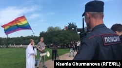 Священник Александр Хмелев выступает на ЛГБТ-параде