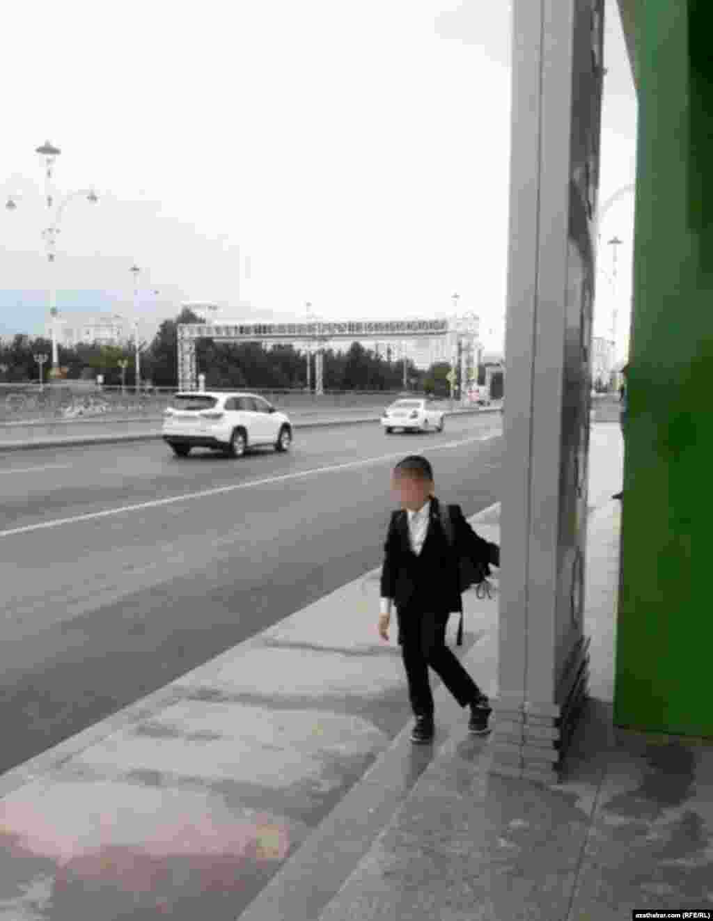 &quot;Basymrak gelsedi, ýene-de okuwdan gijä galmasam ýagşy.&quot; Aşgabat. Awtobusa garaşýan okuwçy. Maý, 2020.