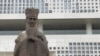 Statua kineskog filozofa Konfucija ispred Kineskog kulturnog centra u Beogradu. Centar je izgrađen na mestu nekadašnje zgrade kineske ambasade, razorene tokom NATO bombardovanja tadašnje SRJ (Savezna Republika Jugoslavija) 1999. godine.