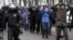 31 января 2021 года, полиция ведет задержанных на акции в поддержку Алексея Навального