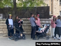 Иерусалим: группа израильтян, празднующих Пурим